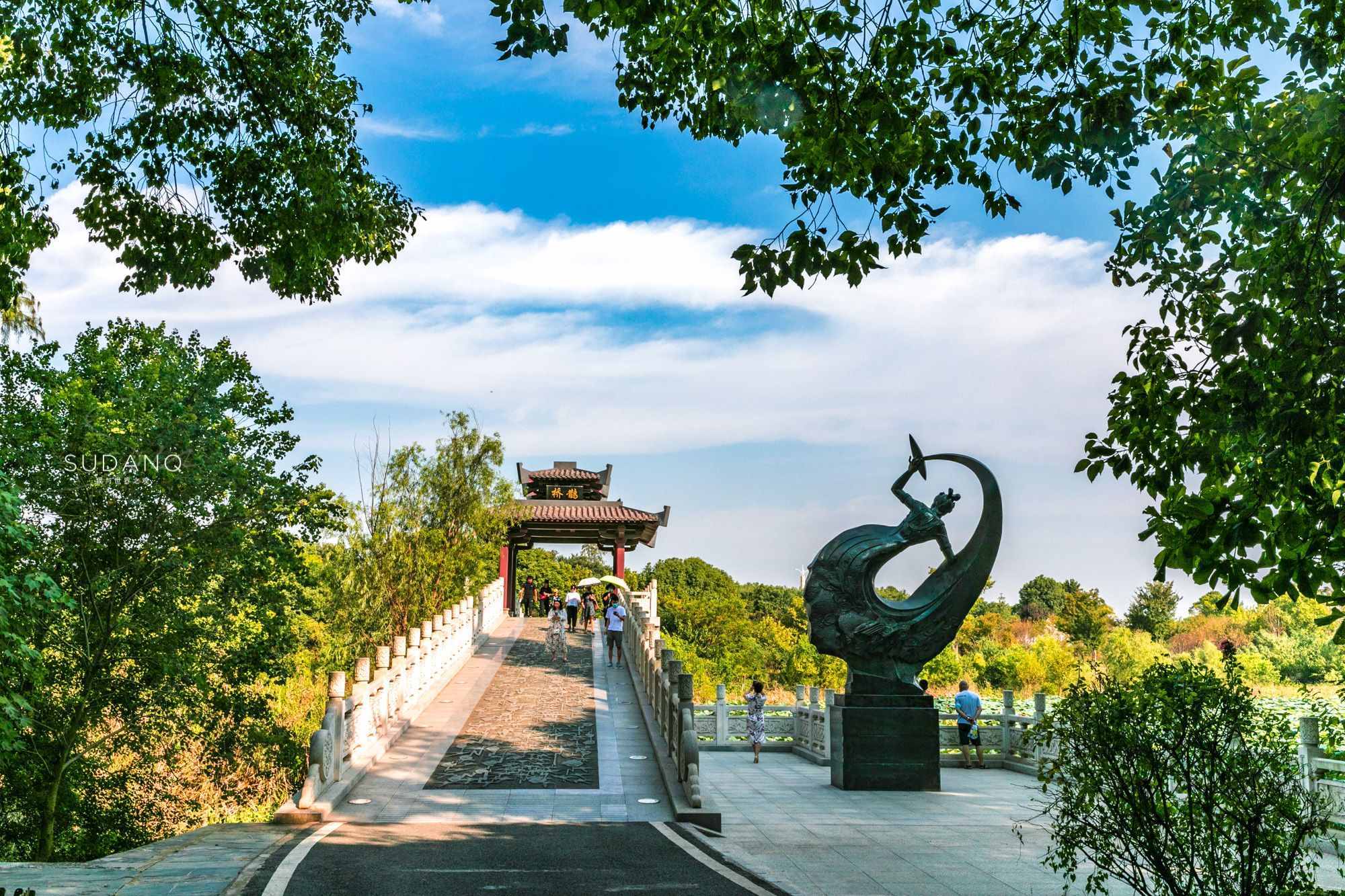 恩施,位于湖北省西南部,是一片集自然风光与民族文化于一体的旅游胜地