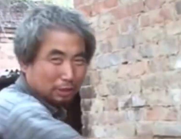 原创2015年7岁男童住在猪圈身体健康却不会说话父亲只能这么养