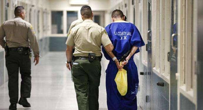 揭秘美国监狱监狱长白天高呼打击性侵女囚晚上却给女囚拍裸照