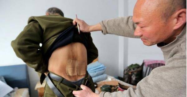 江西老汉在烈士陵园扫墓时在一墓碑前老泪纵横这是我的墓啊