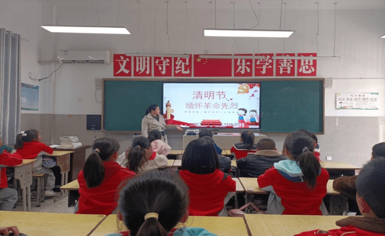 江苏省滨海县界牌镇第二中心小学清明祭英烈红色励少年