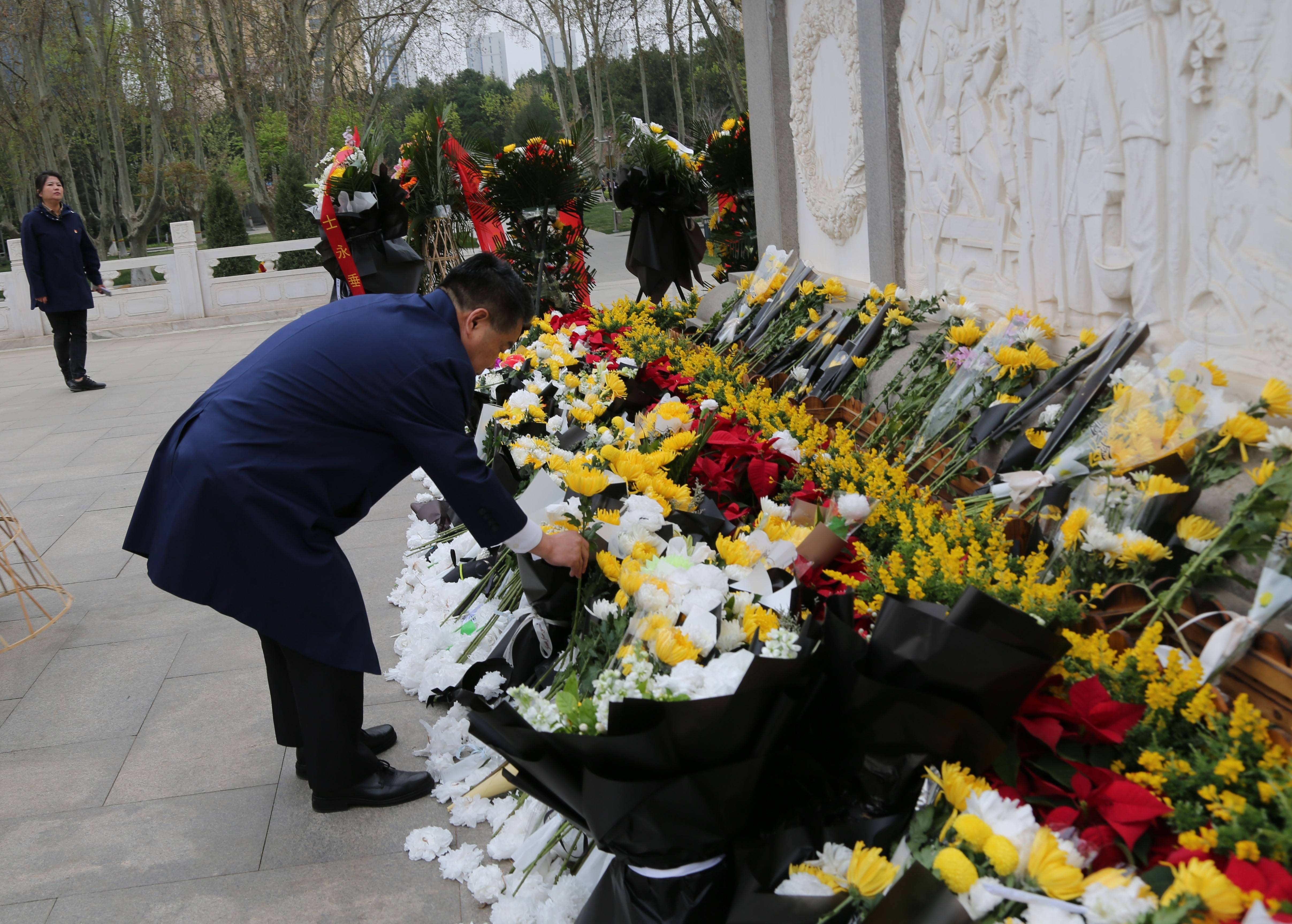 缅怀革命先烈,弘扬民族精神——天山集团党委清明节向烈士献花主题