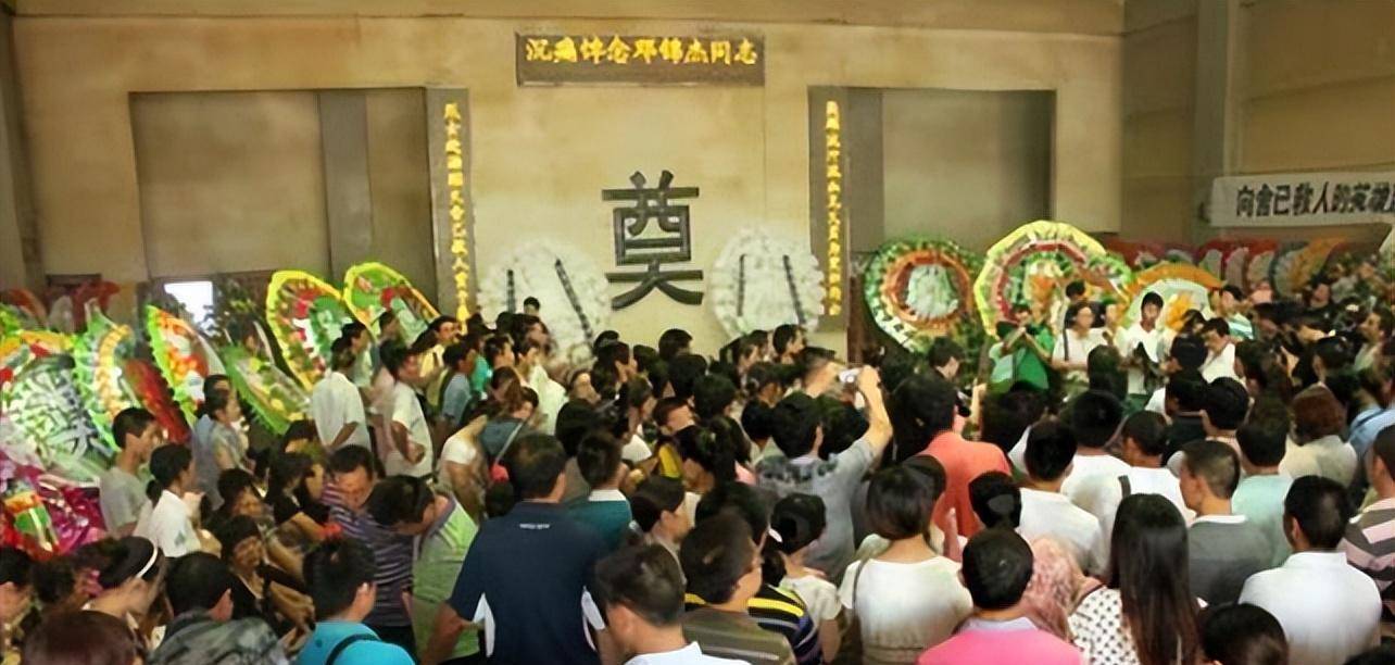 原创2012年邓锦杰为救一家三口牺牲被救者他没上来不关我的事