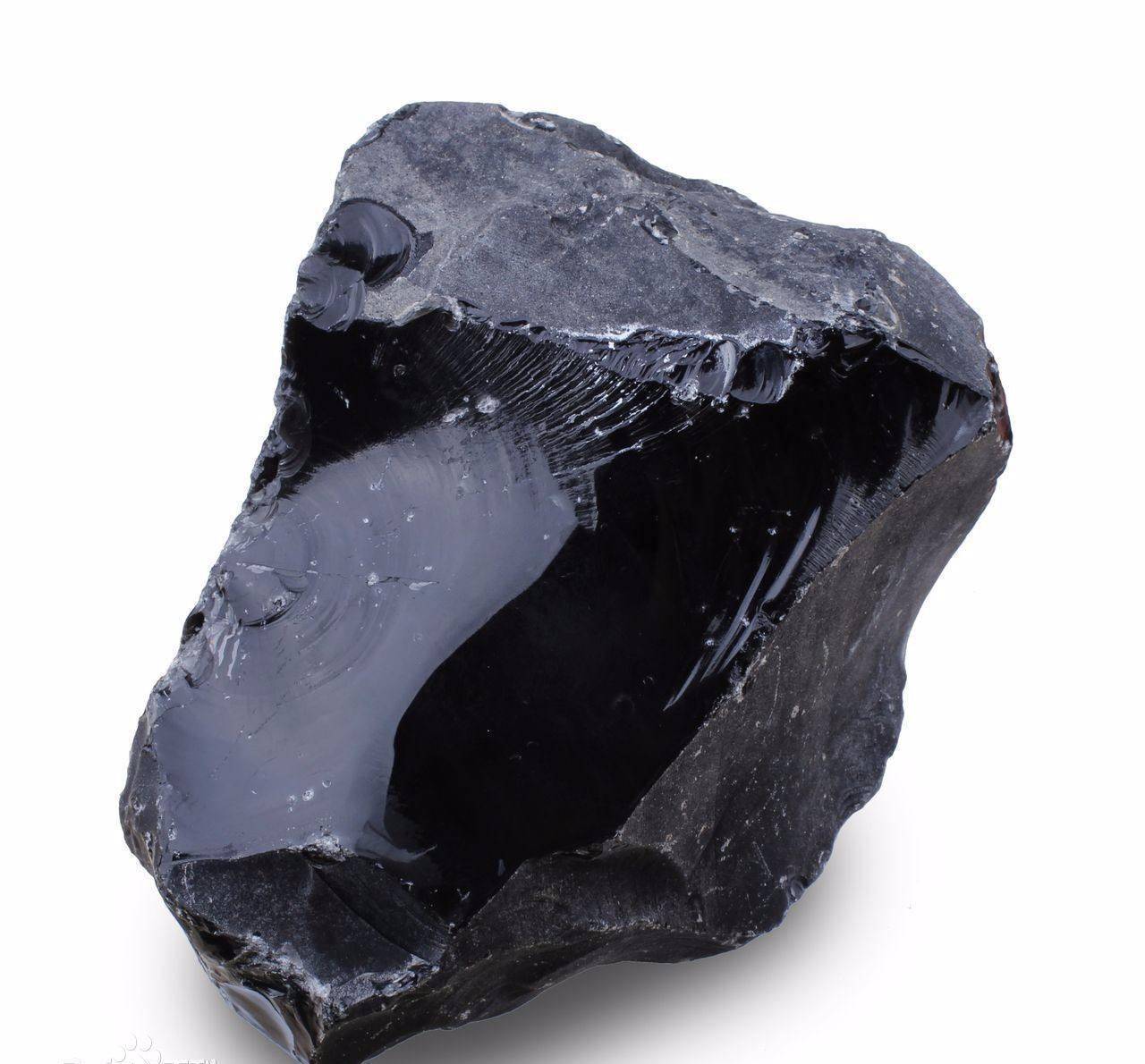 古代欧洲人把这些黑曜石加工成刀斧,箭头,标枪等武器,现在摆放在各大