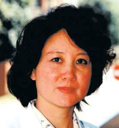 他抛弃原配娶一级演员,世人痛骂:伪君子_李红_余秋雨_孩子