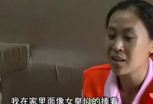 他的二婚对象李凌只是一名普通的公司职员,这让之前过着"富太太"日子