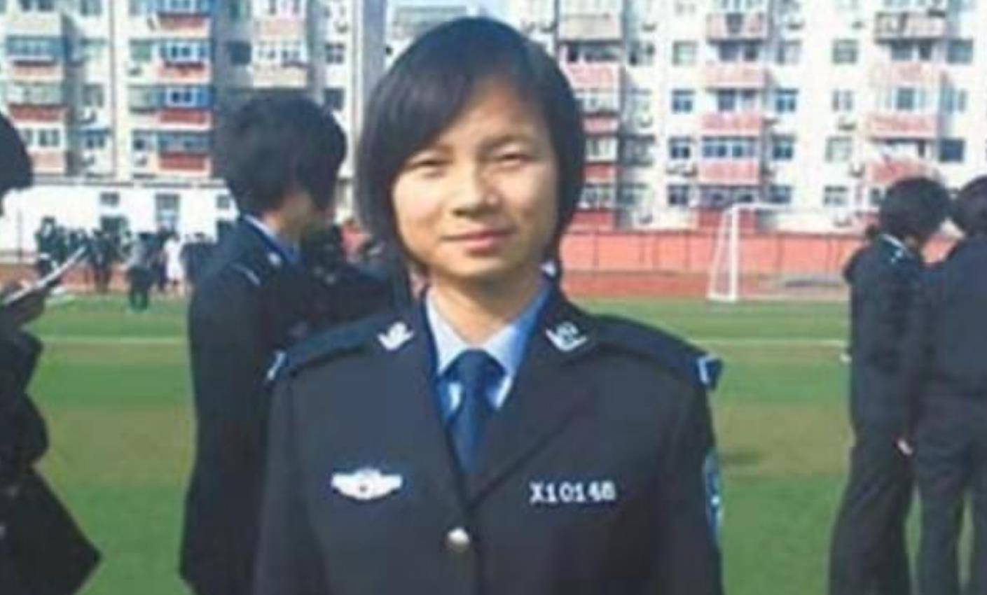 原创98年洪灾抱树女孩如今成一名警察见昔日救自己的武警热泪相拥