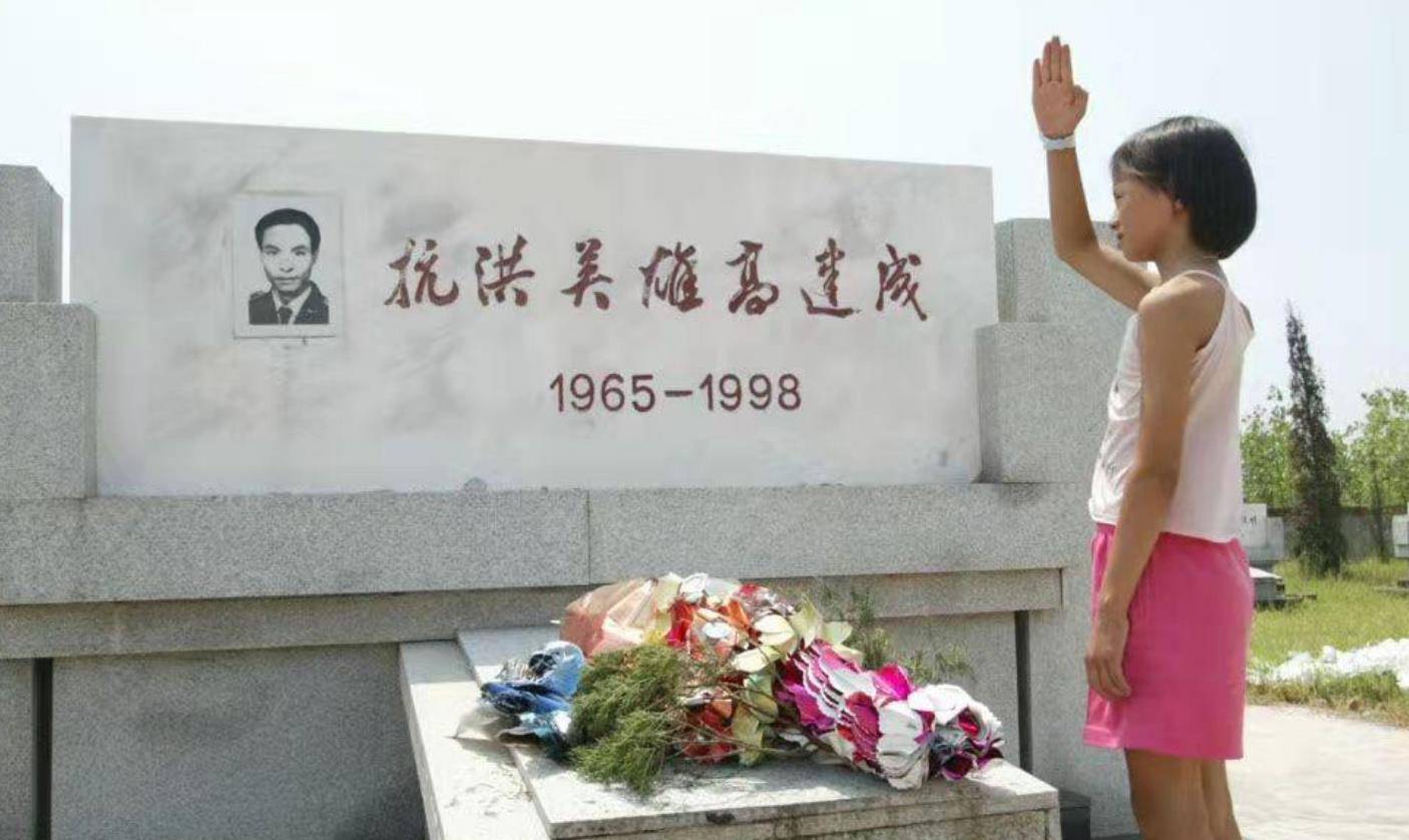 原创98年洪灾抱树女孩如今成一名警察见昔日救自己的武警热泪相拥