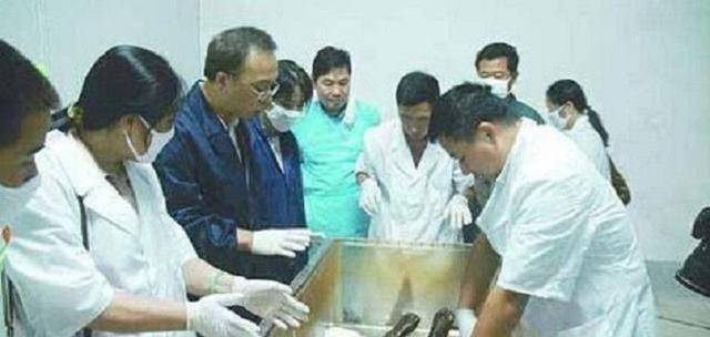 原创原创02年江苏挖出一副千年木棺棺中女尸尸身未腐五脏六腑保存完好