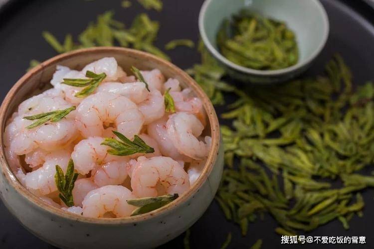 浙江杭州美食瑰宝龙井虾仁茶香四溢的味蕾盛宴