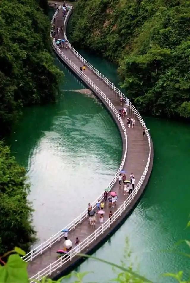 一般来说,跟团游行程会涵盖恩施大峡谷的主要景点,如云龙地缝,七星寨