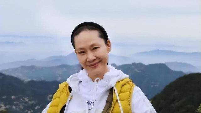 于文华近况单身带女嫁钢琴家与毕福剑合影58岁皮肤白皙