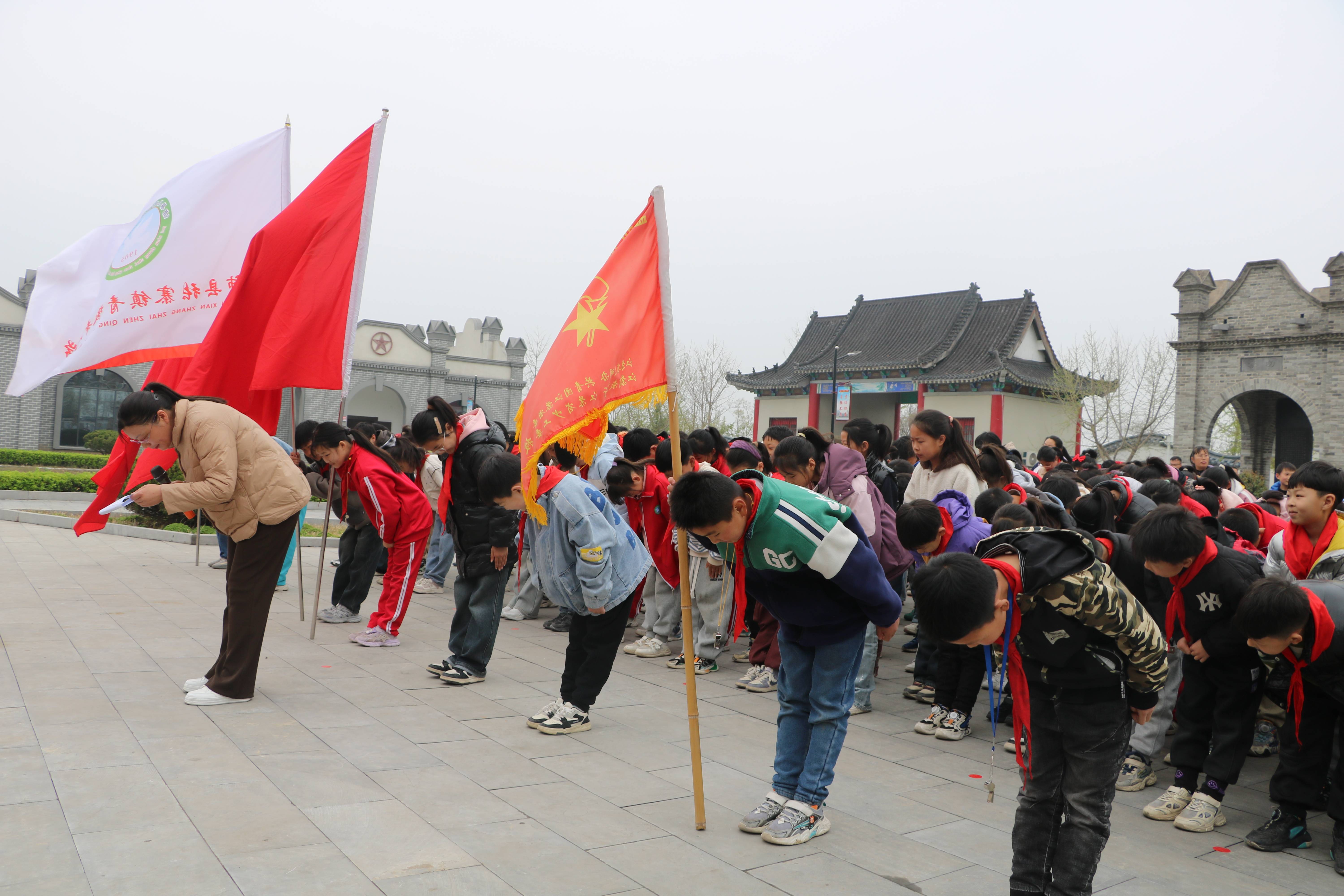 致敬英雄做新时代少年沛县张寨镇青墩寺小学清明祭扫活动