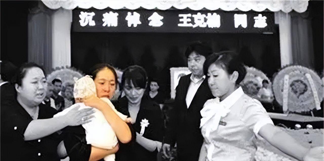 10月9日,人们为王克楠举行了悼念会.