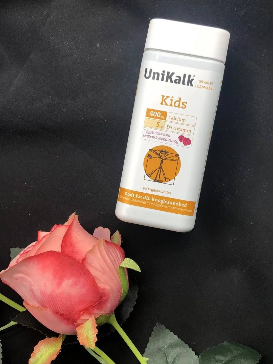 这款形式为椭圆型胶囊,掰开里面是液体,每粒有250mg碳酸钙,还添加了