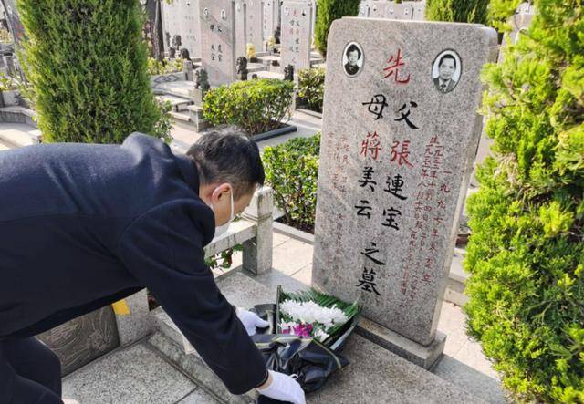 原创河南90后代扫墓师一天鞠躬200次到腿软全程视频发给客人