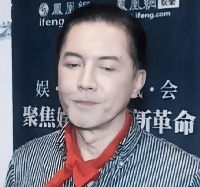 尊龙71岁称得上是反油腻男人,头发白白依旧气质十足,一点不显老