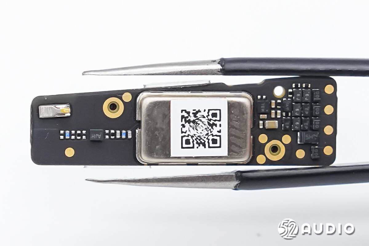 腔体内部蓝牙天线特写,丝印"ss-r-v03"字样,露铜连接主板.