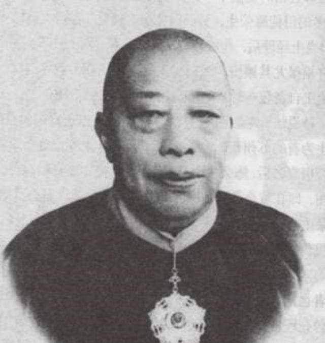 最早的网红吃播黄金荣找个2米5巨人为何每天只让他蹲门口吃饭