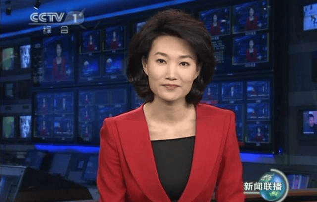 原创她是新闻联播主持人摘下戴了13年的假发减龄10岁不止