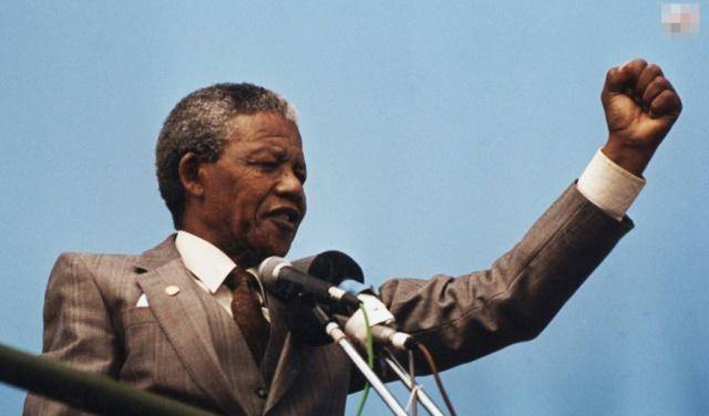 曼德拉让南非摆脱了白人控制间接导致了南非的衰落你怎么看