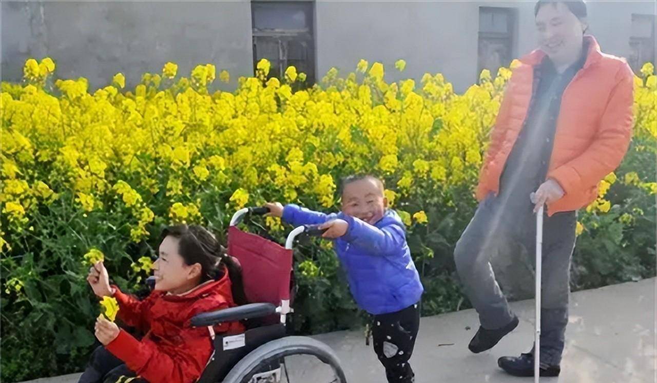 原创原创袖珍镜面人苏晓琳肚子两指宽却顺利产子22年成抗疫志愿者