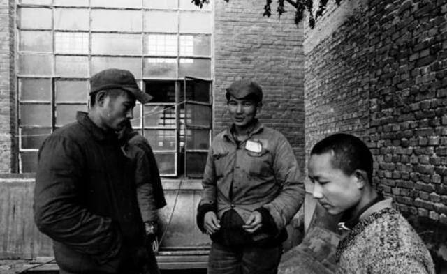 原创1981年一个在逃诈骗犯行骗碰上退役侦察兵不自觉抖腿露出破绽