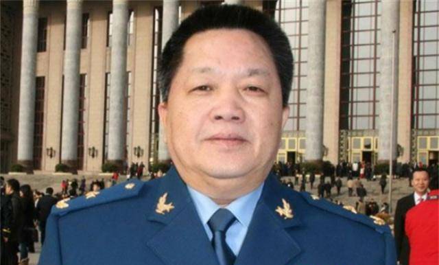 飞行员黄植诚1981年驾百万战机起义获65万奖金迎娶漂亮空姐