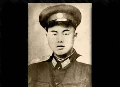 张乃军弃机跳伞刚刚落地,就被早已经等候