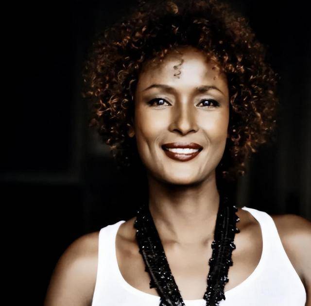 原创名模华莉丝4岁失身5岁被割私部成名后公开经历联合国也重视