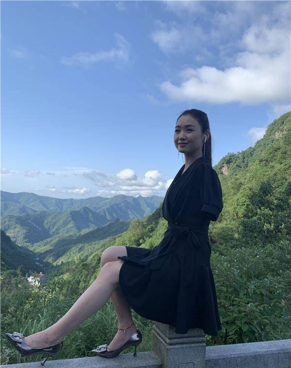 她9岁因电击失去双臂,靠双脚刺绣维持生活,如今成老板身家千万_杨佩