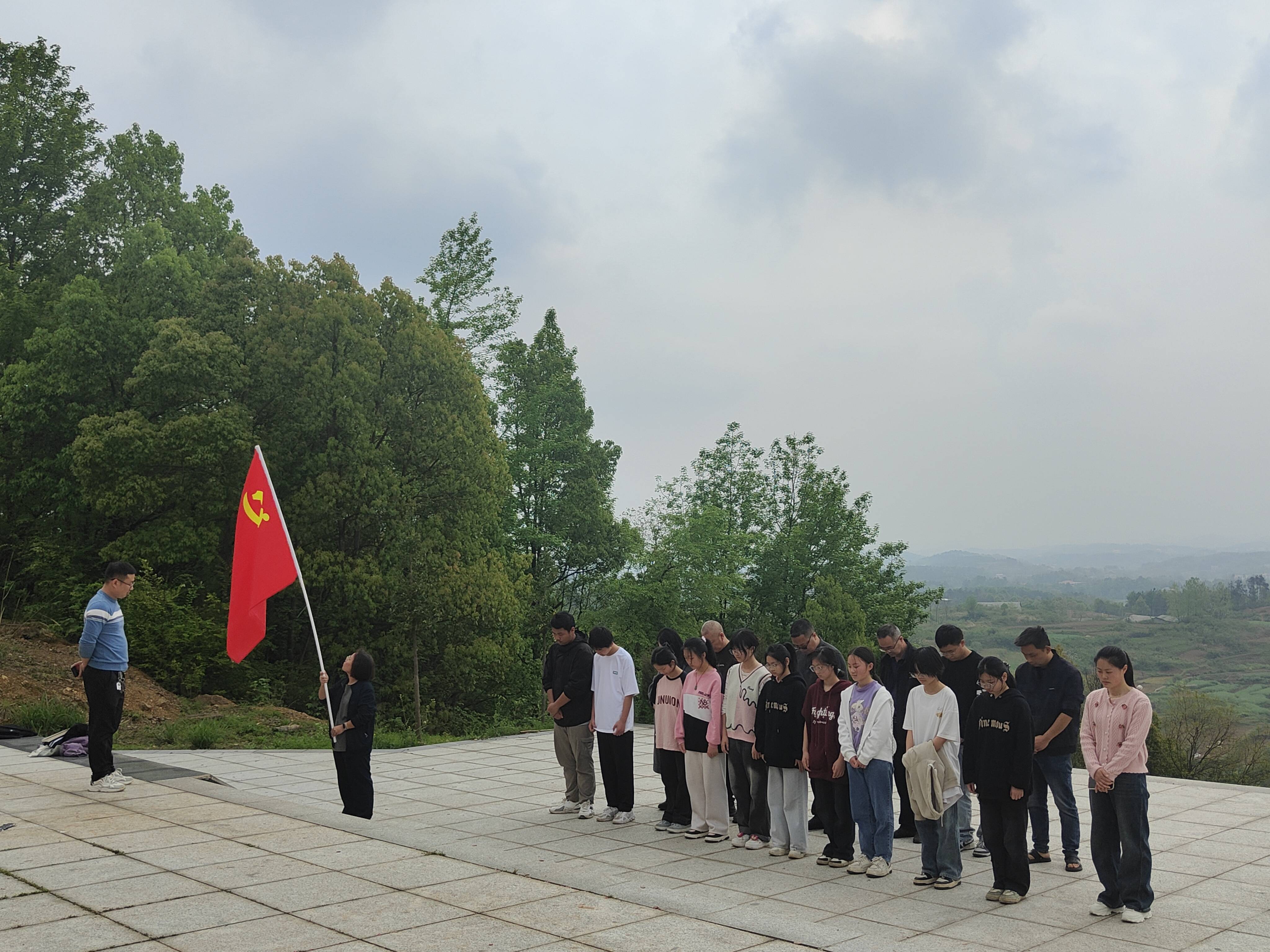 牢记历史传承红色记忆双峰县青树坪镇华国中学4月祭扫活动