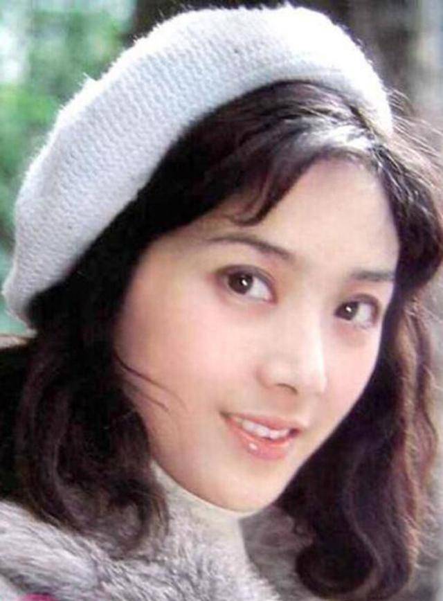 1970年特殊期间,刚刚中学毕业的龚雪去到江西农村插队,三年后披上军装