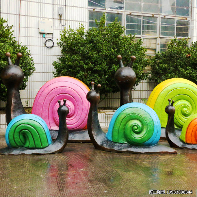 这些蜗牛雕塑以其可爱的造型,生动的姿态和高质量的制作工艺,成为了
