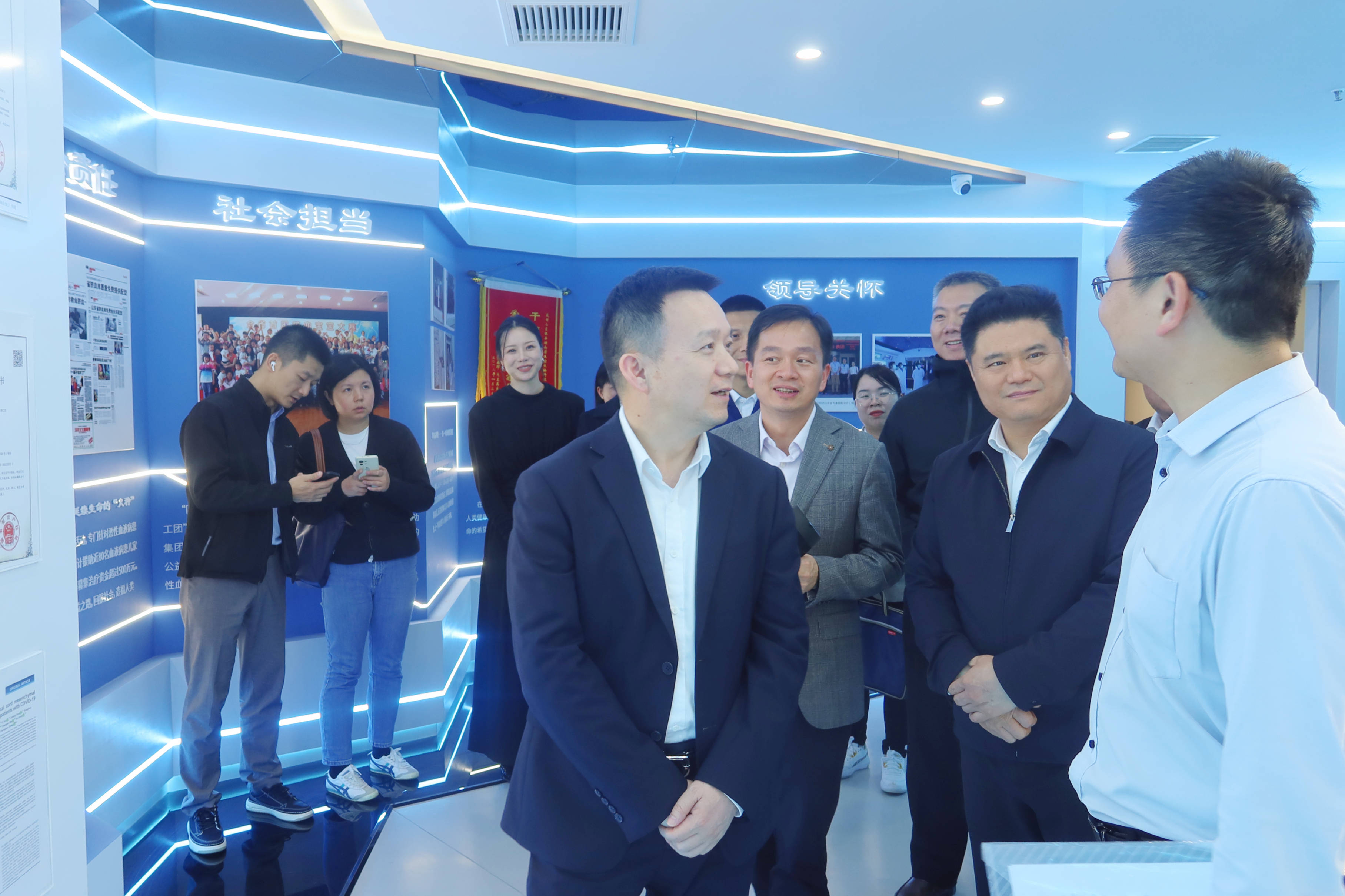 湖南湘江新区管委会主任岳麓区区长何朝晖一行莅临湖南生宝生物参观