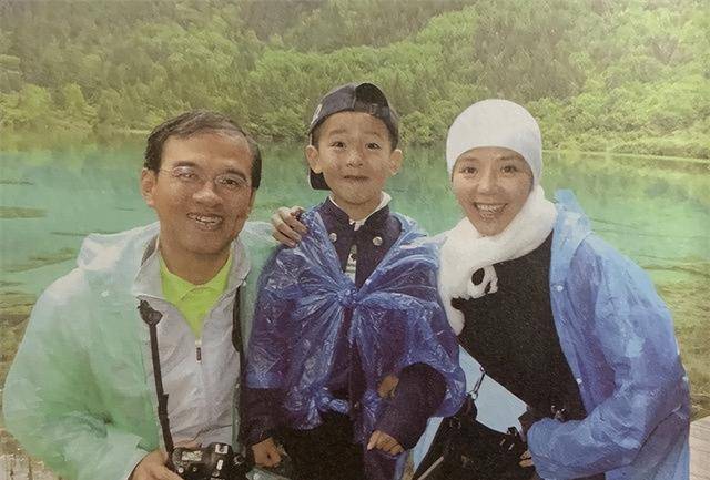 央视主持人朱迅49岁瘦成一片树叶19岁儿子帅过老爸