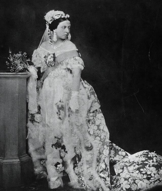 1901年维多利亚女王葬礼炮车运棺皇家海军牵引棺材里有秘密