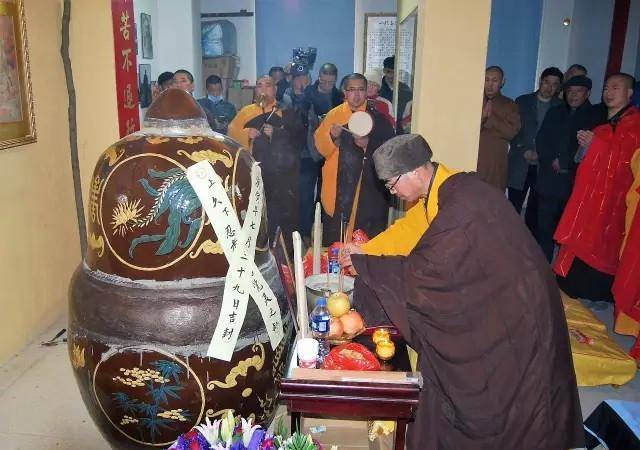 原创弥光法师97岁圆寂留下遗愿不要火化坐缸3年修成肉身菩萨