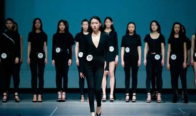 张笑刚进入公司的时候,便因为一身过时的衣服,受到