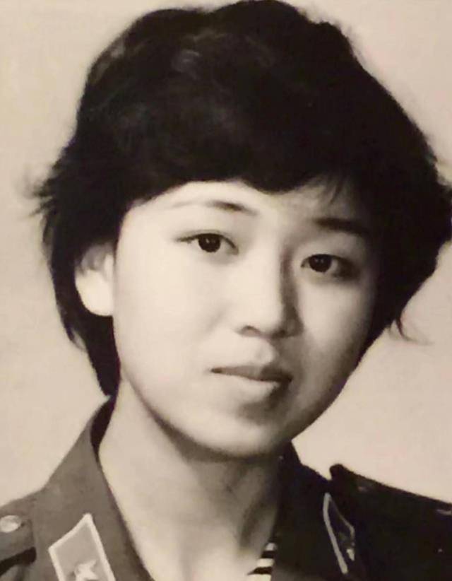 原创1984年大阅兵受邀参加的18岁老山战地最美女医护钟慧玲近况如何
