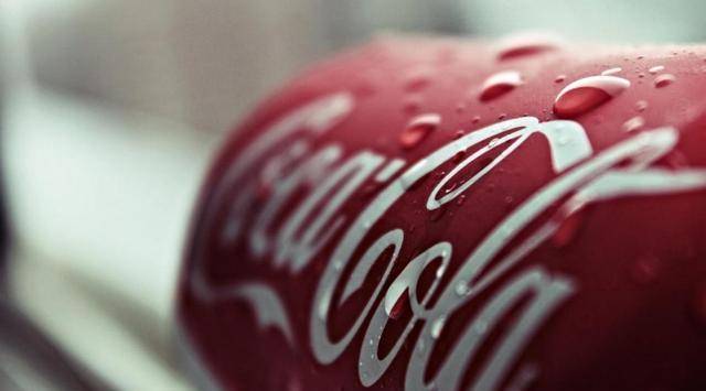 原创1979年第一个站在长城上喝可乐的小男孩如今过得怎么样