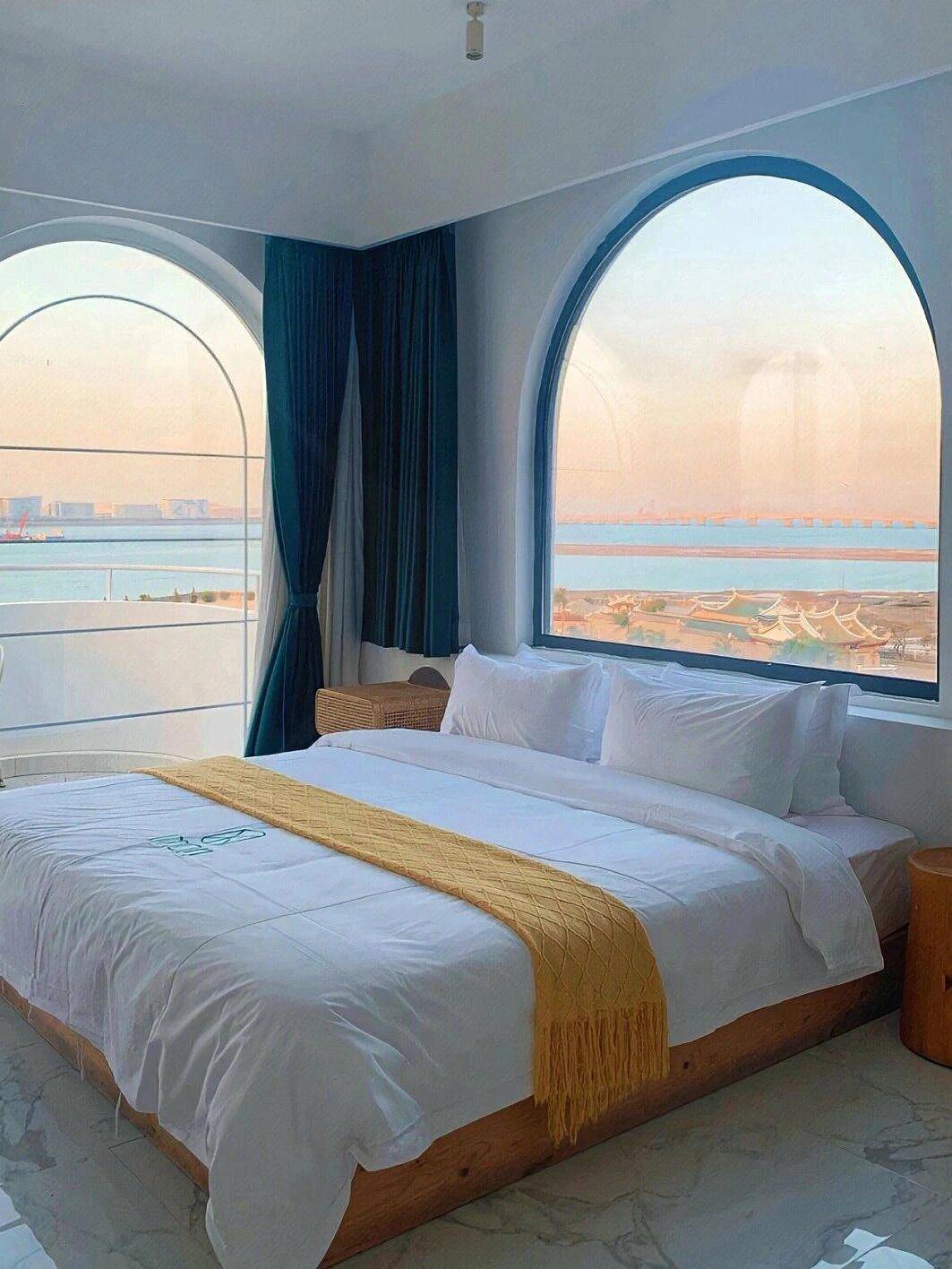 厦门有很多风格的民宿和酒店,从海边的别墅到市区的经济型酒店都有.