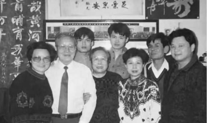 原创80年沈醉前往香港见到前妻雪雪时沈醉我没有尽到丈夫的责任