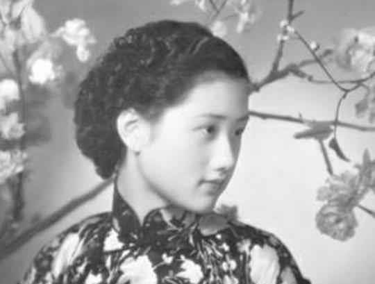 原来郭沫若和于立忱曾经是恋人的关系,那时候郭沫若还在日本,身边还有