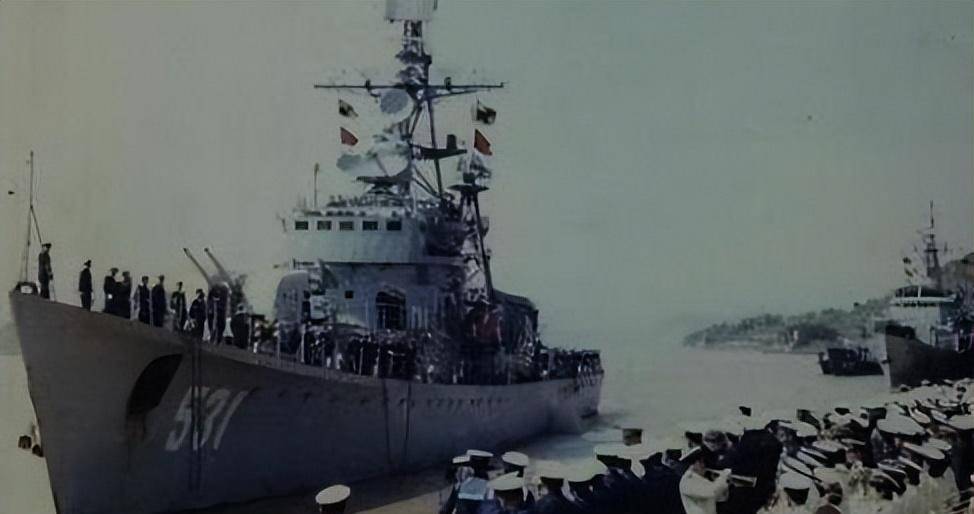 继续往礁盘上增兵,就带着几个战士,上前用刀砍断了604号运输船的绳子