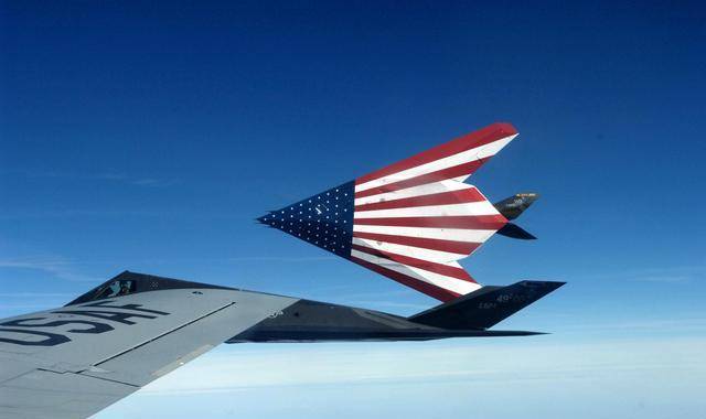 f117的服役周期极短也是命中注定的,因为从某些方面看,f117和f14的