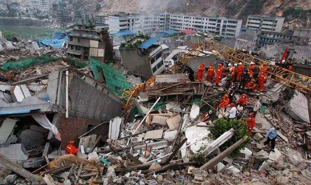 原创14年过去了汶川地震中那个绑着亡妻的男人现在怎么样了