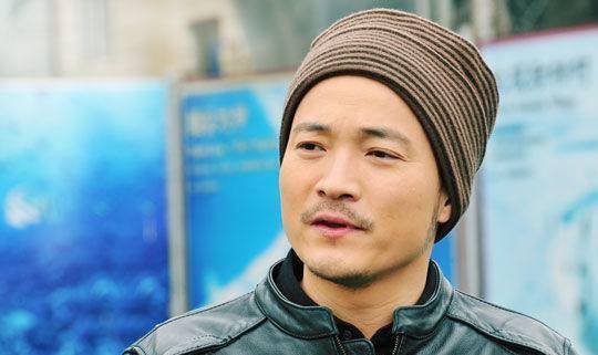 2006年因在《武林外传》中饰演吕轻侯而为观众所熟知.