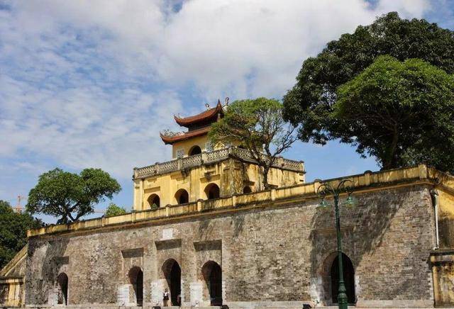 在朝见时朱棣突然让陈天平和裴伯耆二人出现,安南使臣看到前朝王孙,措