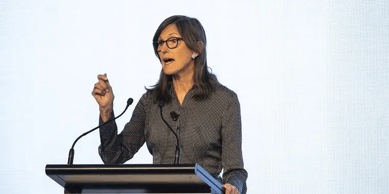 68岁女版巴菲特身材如少女玩比特币投资特斯拉和ai